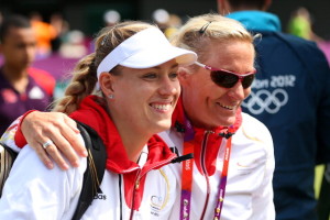 Kerber (l.) mit Fed Cup-Teamchefin Barbara Rittner