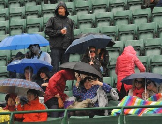 Regen in Wimbledon: Nur unter Dach wird gespielt