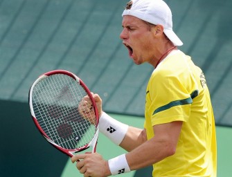 Hewitt spielt mit Schrauben und Platte im Zeh