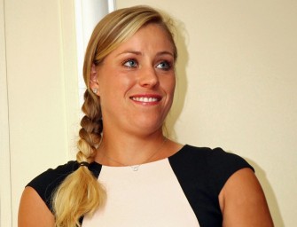 Kerber überlegt noch: Blaues oder rotes Kleid?