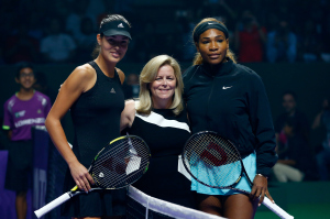 Vor dem Match: Ana Ivanovic (li.) mit WTA-Chefin Stacey Allaster und Serena Williams. 