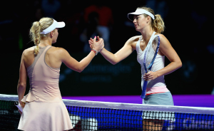 Eine enttäuschte Maria Sharapova (re.) gratuliert Caroline Wozniacki zum Sieg.