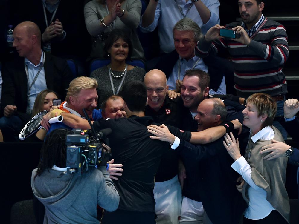 Novak Djokovic feiert mit Boris Becker und seinem Team
