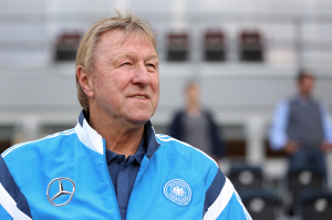 Nicht wegen Tennis in Prag. Horst Hrubesch nimmt als U21-Trainer an der Gruppenauslosung für die EM 2015 teil.