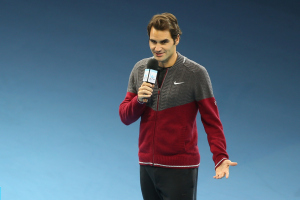 Roger Federer entschuldigt sich bei den Fans in der O2-Arena, dass er zum Finale nicht antreten kann.