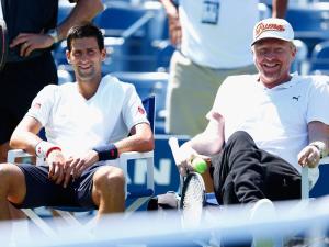 Gute Laune – Djokovic und Coach Becker (r.)