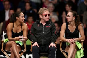 Musik-Legende Sir Elton John eingerahmt von Heather Watson (l.) und Martina Hingis