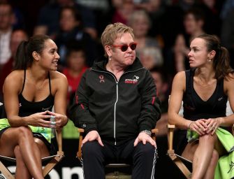 Uppps – Elton Johns Sturz vom Tennisstuhl im Video