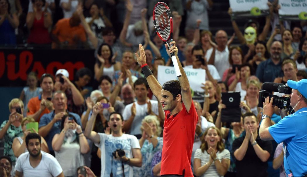 Roger Federer genießt das Bad in der Menge nach seinem Sieg in Brisbane.