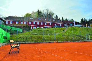 ALLES IM BLICK: Courts vor dem Hotel.