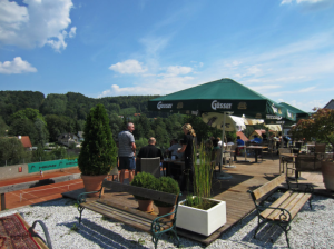 VIEL BETRIEB: Die Terrasse ist ein beliebter Treffpunkt vor und nach den Einheiten auf dem Platz.