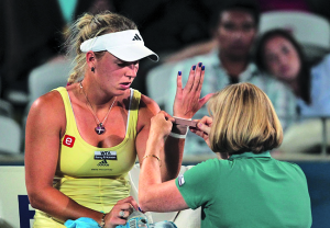 CAROLINE WOZNIACKI Schlaghand: Rechts  Rückhandtechnik: Beidhändig  Betroffenes Handgelenk: Links  Verlauf: Absage Stuttgart (April 2014), mehrere Wochen Pause