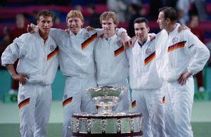 Goldene Zeiten: 1989 heißt der Davis Cup-Sieger Deutschland – mit Teamchef Niki Pilic (re.).