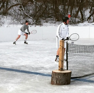 Tennis-Match im Schnee