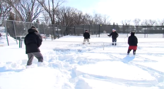 Video: Verrücktes Tennis-Match im Schnee