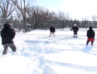 Video: Verrücktes Tennis-Match im Schnee