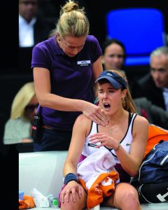 Autsch! Alizé Cornet musste 2012 in Stuttgart im Achtelfinale aufgeben, hat seitdem immer wieder Probleme mit der Schlagschulter.