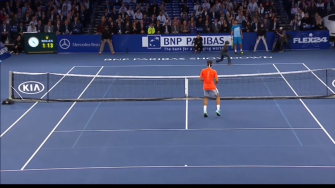 VIDEO: Nachwuchsspieler trickst Federer aus