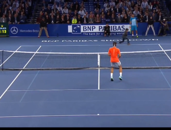 VIDEO: Nachwuchsspieler trickst Federer aus