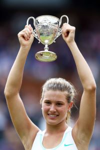 KLEINER POKAL: 2012 gewinnt Bouchard den Nachwuchswettbewerb in Wimbledon.