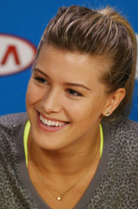 Eugenie Bouchard kann wieder ihr hübsches Lächeln aufsetzen.