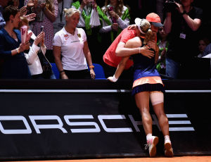 STARKES TEAM: Nach ihrem Sieg fällt Angelique Kerber überglücklich ihrem Coach Torben Beltz in die Arme.