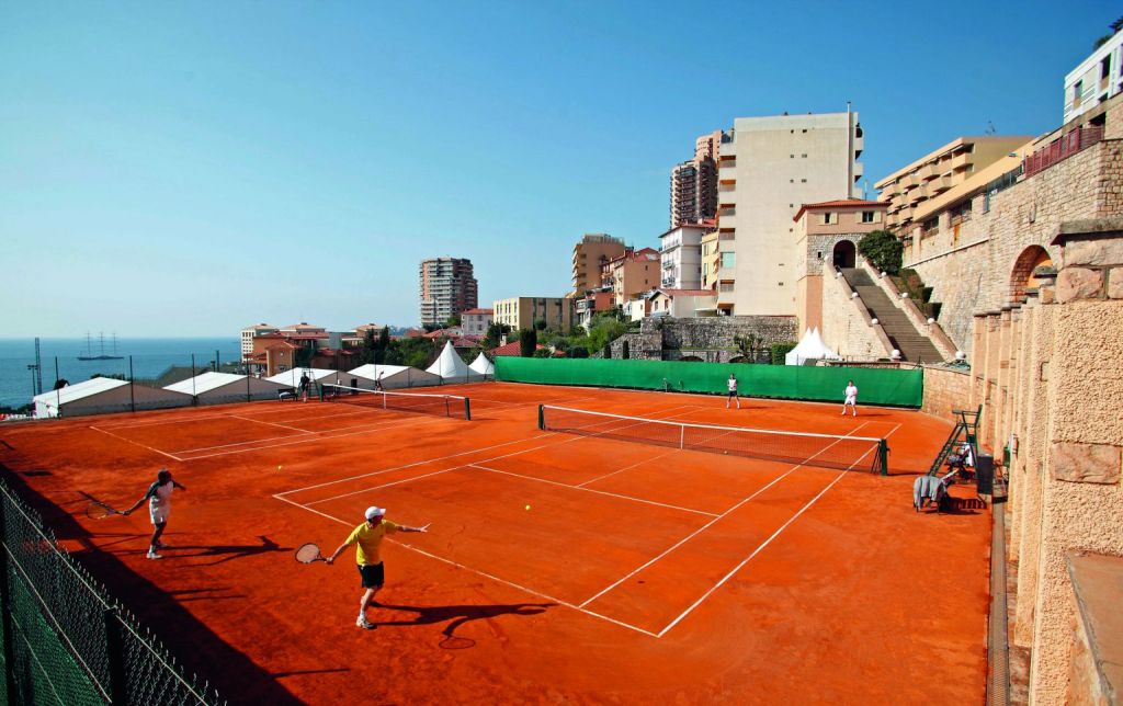 MEERBLICK: Von allen 22 Courts im Monte Carlo Country Club guckt man aufs Wasser.