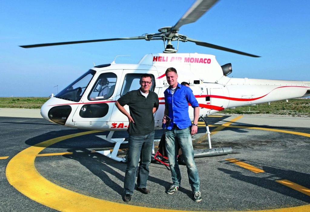 REISE MIT DEM HELI: Fotograf Jürgen Hasenkopf (li.) und Felix Grewe von tennis MAGAZIN.