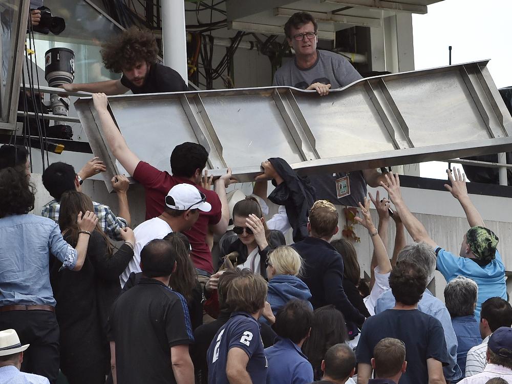 Metall-Verkleidung wird aus Sicherheitsgründen entfernt