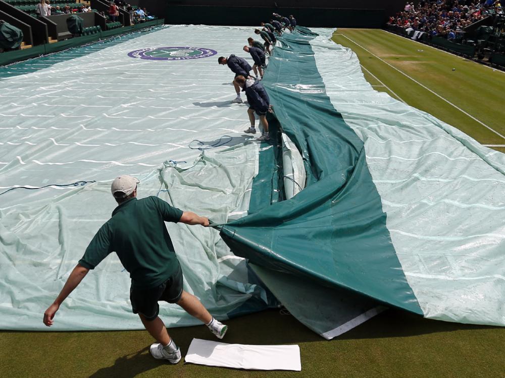 Regenplanen aus Wimbledon schützen Rasen in Stuttgart