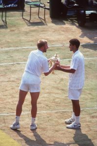 GIB HER! Boris Becker "klaut" Pete Sampras nach dem Finale 1995 die Trophäe. (Foto: Getty Images