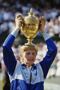 7. Juli 1985: Der 17-jährige Boris Becker mit dem Wimbledonpokal. (c) getty images