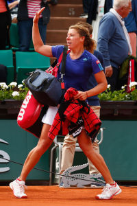 Verabschiedung mit Applaus: Anna-Lena Friedsam nach ihrer knappen Niederlage gegen Serena Williams in Paris.