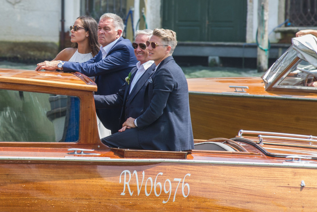 Bootsfahrt mit den Vätern: Ana Ivanovic mit Vater Miroslav Ivanovic und Bastian Schweinsteiger Alfred. (Getty Images)