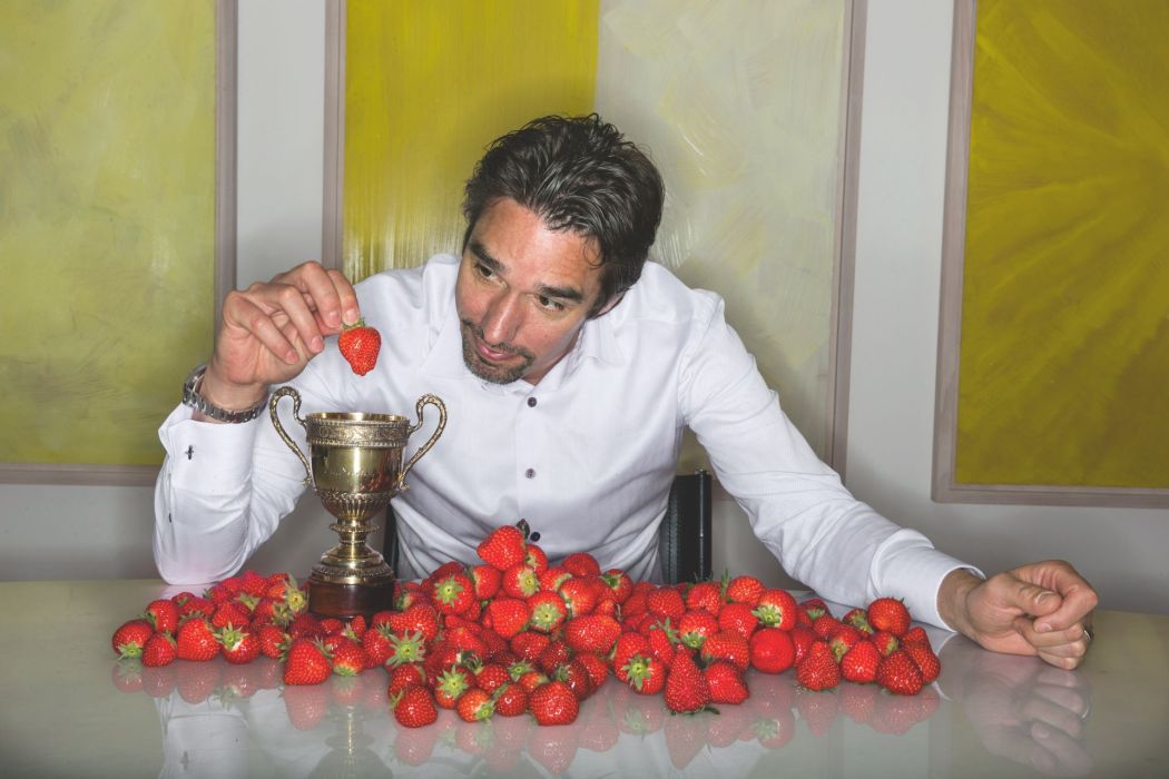 Michael Stich mit der Replik der Wimbledon-Trophäe