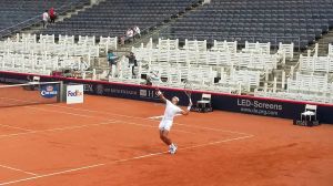 Körperspannung: Nadal beim Aufschlagtraining auf dem Centre Court am Rothenbaum.