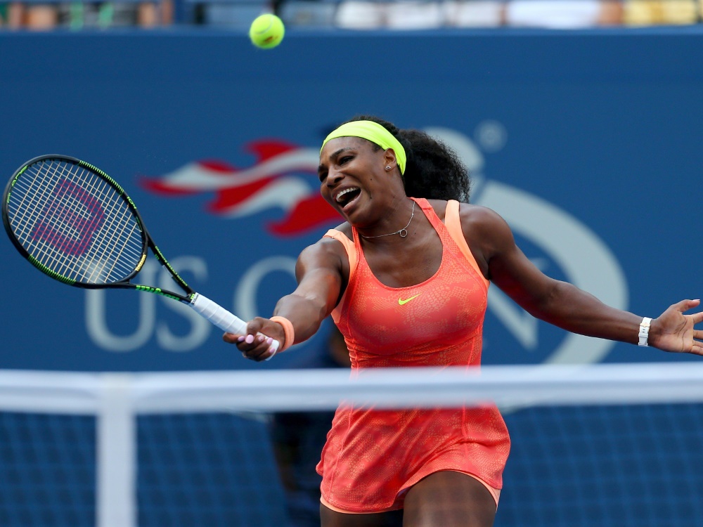 Serena Williams kämpft sich in New York in Runde drei