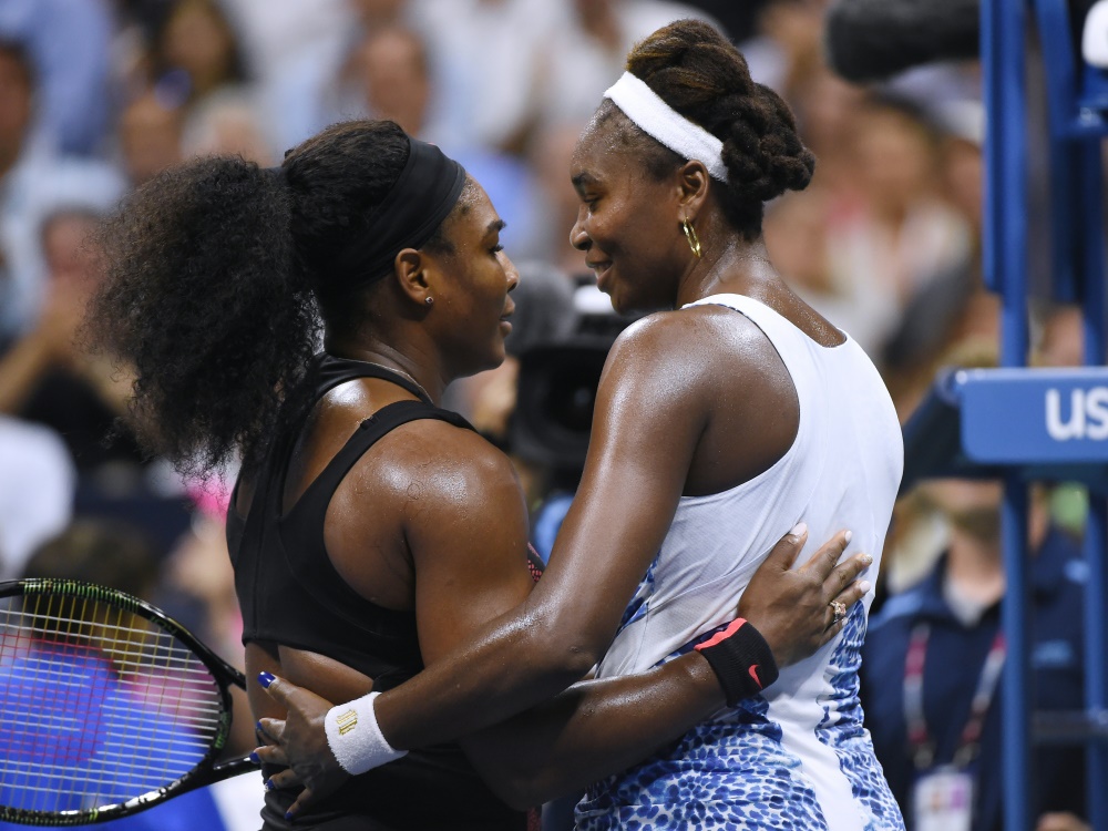 Serena Williams (links) hat den Sister Act gewonnen und steht im Halbfinale der US Open