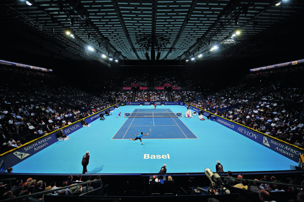 Switzerland’s Roger Federer (L) returns