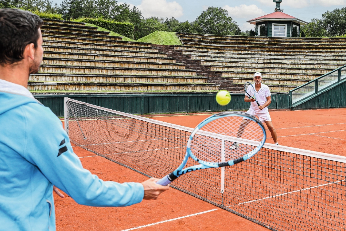 Volley-Drill auf dem Tennis-Court