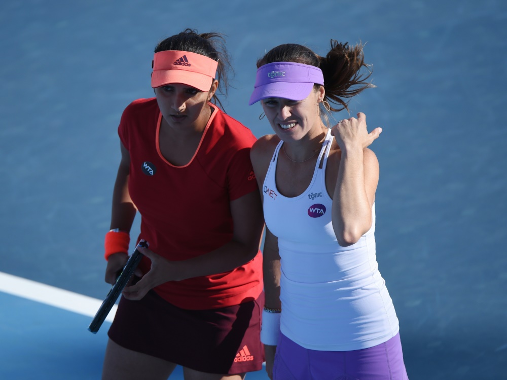 Mirza (l.) und Hingis setzen Serie fort