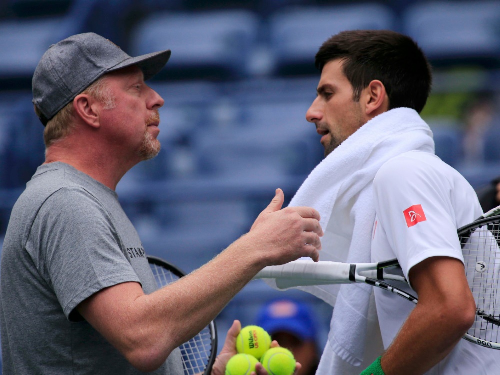 Boris Becker (l.) will Novak Djokovic treu bleiben