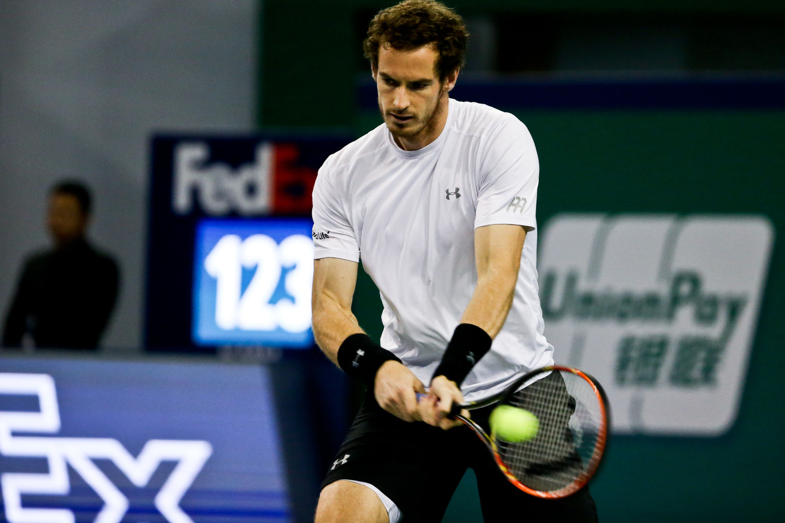 SHANGHAI, CHINA - 17. Oktober: Murray retourniert einen Schlag des Serben Djokovic während des Halbfinales in Shanghai.
