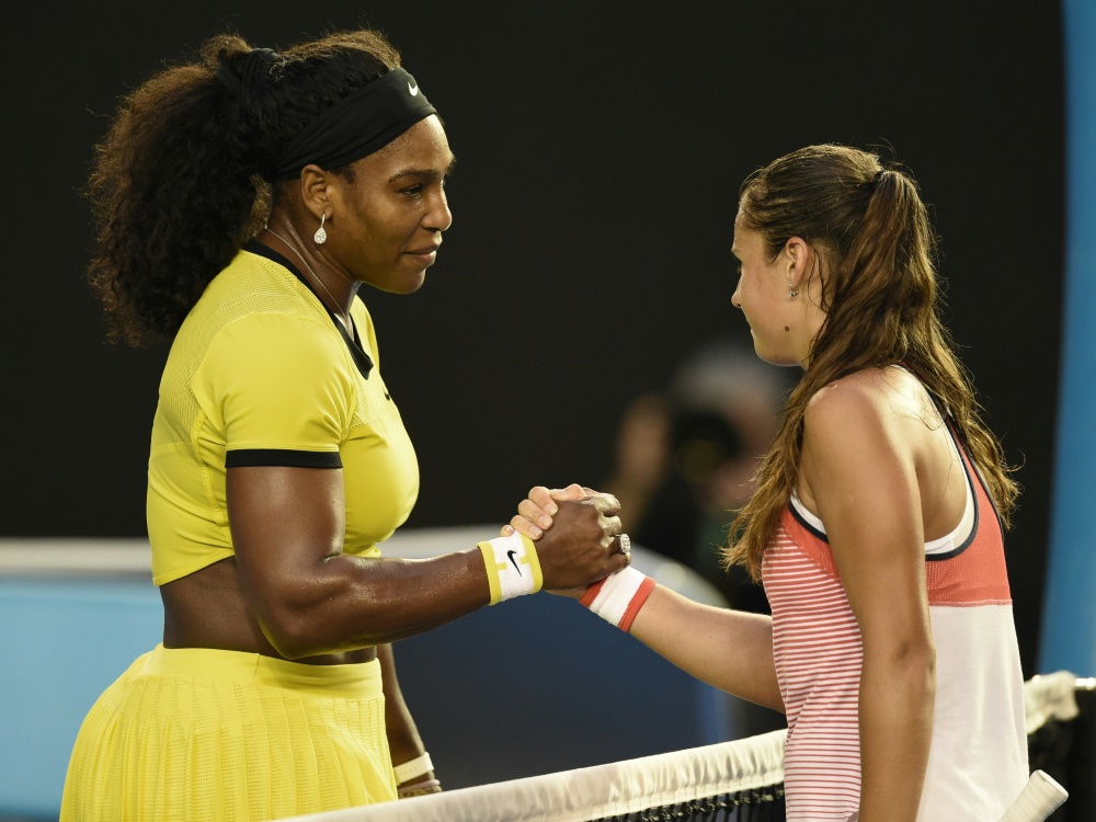 Serena Williams (l.) zieht souverän ins Achtelfinale ein