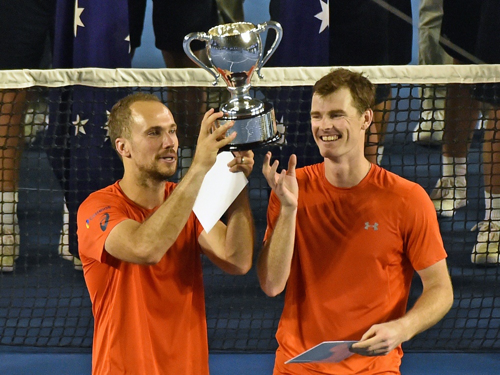 Jamie Murray (r.) legt in Melbourne im Herrendoppel vor