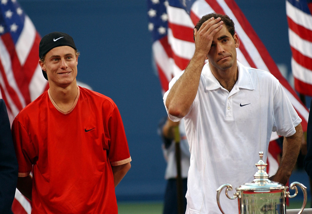 Lleyton Hewit mit dem unterlegen Pete Sampras nach dem US Open-Finale 2001