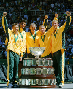 Australiens Davis Cup-Siegerteam 2003: Todd Woodbridge, Mark Philippoussis, Kapitän John Fitzgerald, Lleyton Hewitt und Wayne Arthurs.