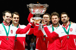 Roger Federer (2.v.l.) und sein Schweizer Team mit der "hässlichsten Salatschüssel der Welt".