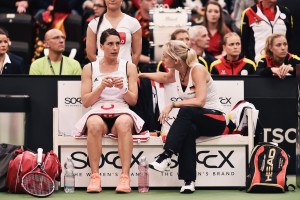 Fed Cup-Teamchefin Barabara Rittner (r.) im Gespräch mit Andrea Petkovic