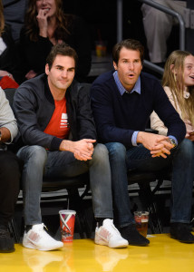     Tommy Haas und Roger Federer beim Basketball in Los Angeles.